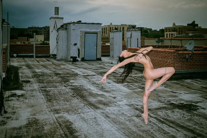 Танцовщики станцевали обнаженными на крышах Нью-Йорка, и это зрелище захватывает - фото 392821