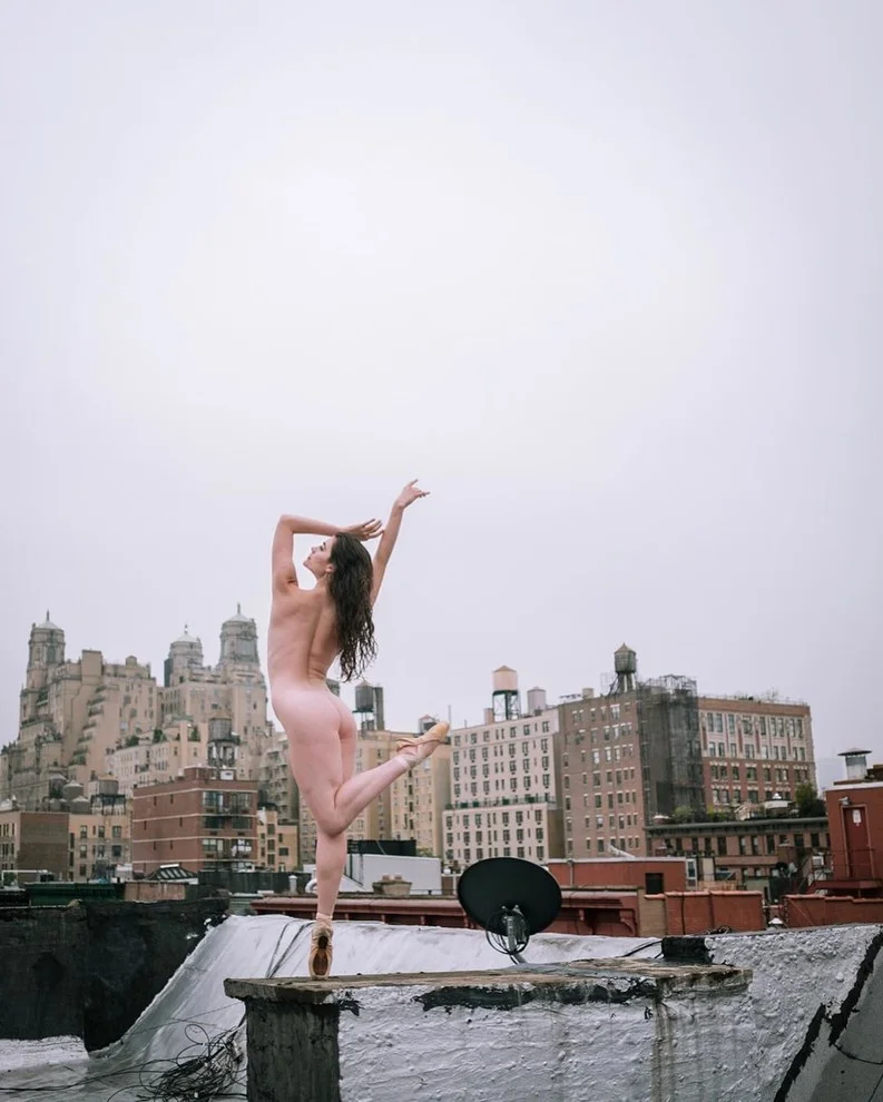 Танцовщики станцевали обнаженными на крышах Нью-Йорка, и это зрелище захватывает - фото 392826