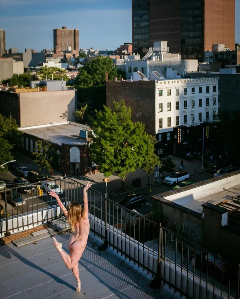 Танцовщики станцевали обнаженными на крышах Нью-Йорка, и это зрелище захватывает - фото 392828