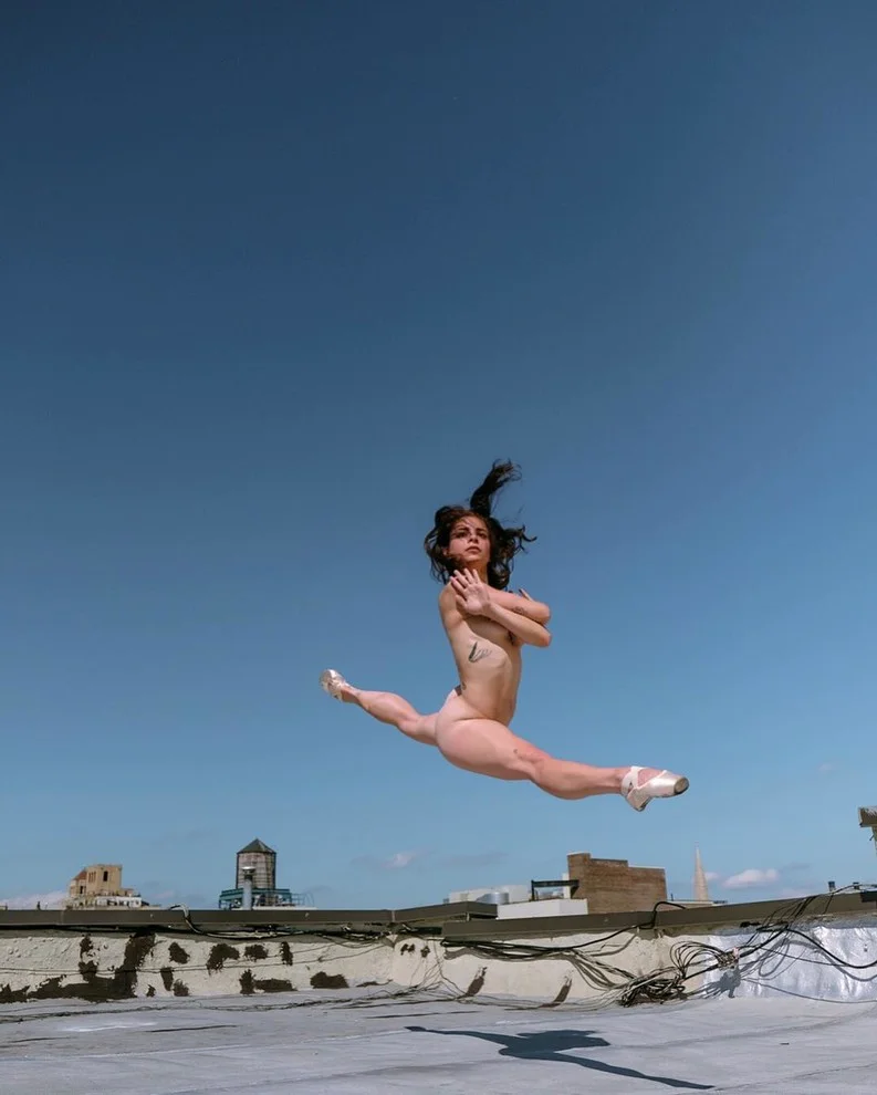 Танцовщики станцевали обнаженными на крышах Нью-Йорка, и это зрелище захватывает - фото 392831