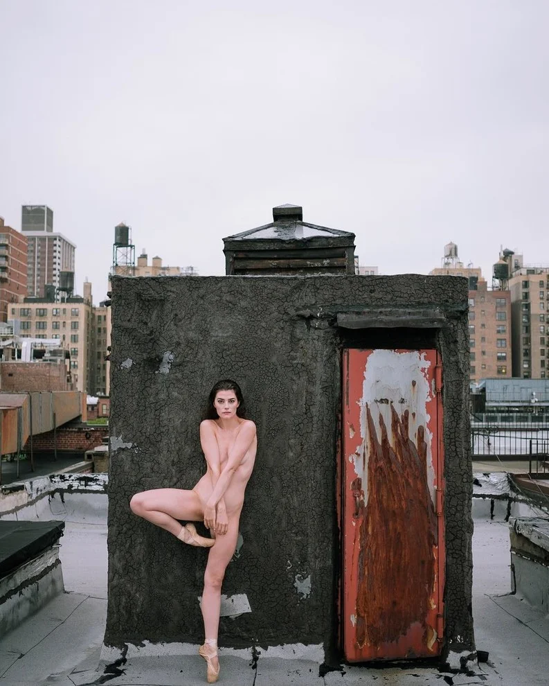 Танцовщики станцевали обнаженными на крышах Нью-Йорка, и это зрелище захватывает - фото 392832