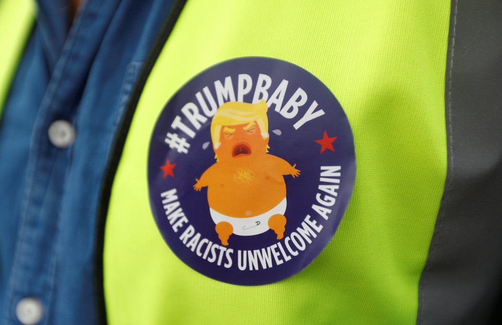 Тепер ти бачив усе: малюк Трамп у підгузнику та 'міцне' слівце на полі у його честь - фото 393210
