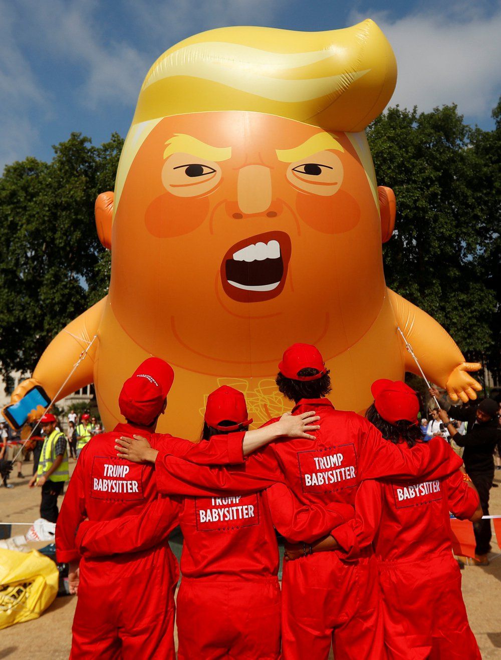 Тепер ти бачив усе: малюк Трамп у підгузнику та 'міцне' слівце на полі у його честь - фото 393215