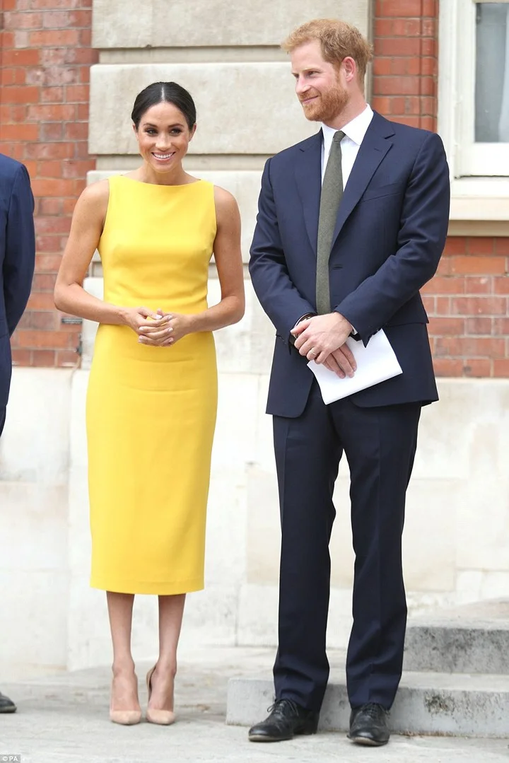 Герцогини на Уимблдоне: Кейт Миддлтон надела платье в стиле Меган Маркл - фото 393361