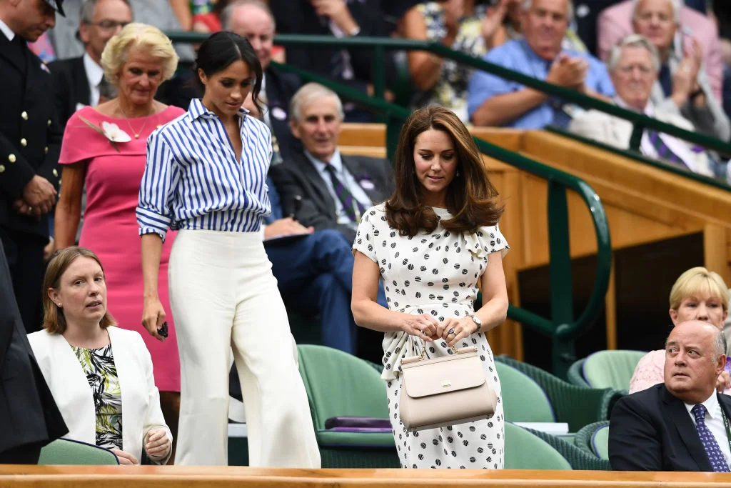 Герцогини на Уимблдоне: Кейт Миддлтон надела платье в стиле Меган Маркл - фото 393366