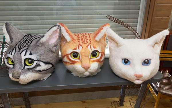 Японцы придумали новый тренд и теперь носят огромные кошачьи головы из шерсти - фото 393900