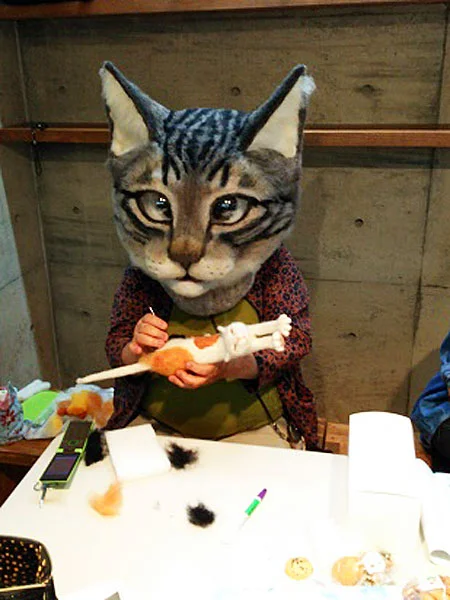 Японці придумали новий тренд і тепер носять гігантські котячі голови з шерсті - фото 393903