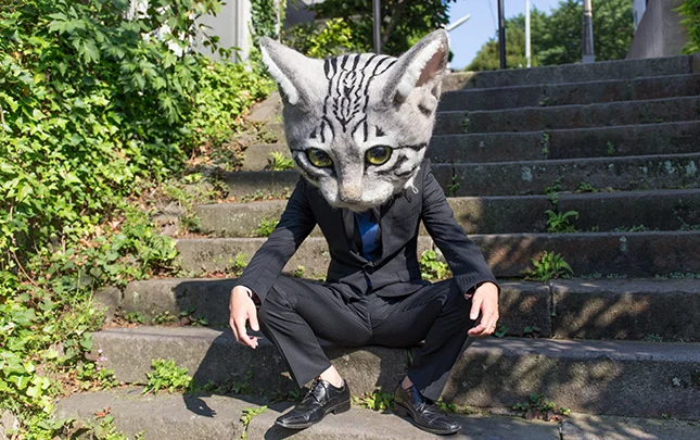 Японцы придумали новый тренд и теперь носят огромные кошачьи головы из шерсти - фото 393905