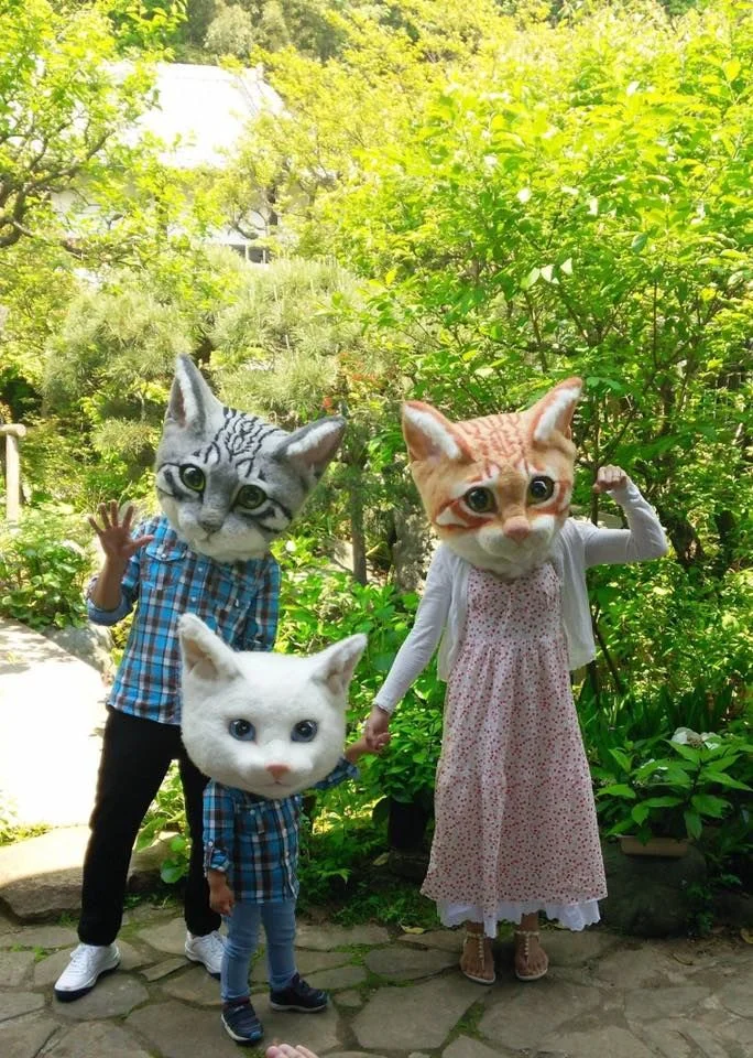 Японці придумали новий тренд і тепер носять гігантські котячі голови з шерсті - фото 393906