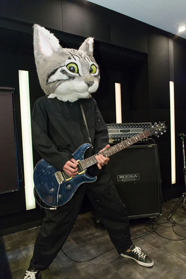 Японці придумали новий тренд і тепер носять гігантські котячі голови з шерсті - фото 393908