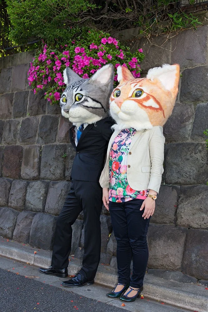 Японці придумали новий тренд і тепер носять гігантські котячі голови з шерсті - фото 393909