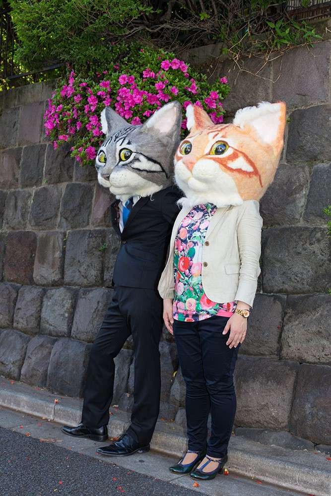 Японцы придумали новый тренд и теперь носят огромные кошачьи головы из шерсти - фото 393909