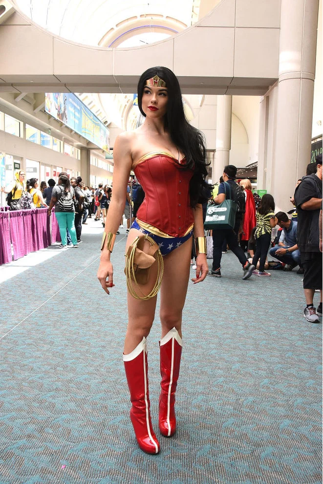 Дуже сексуальні та еротичні костюми дівчат на фестивалі ComicCon 2018 - фото 394819
