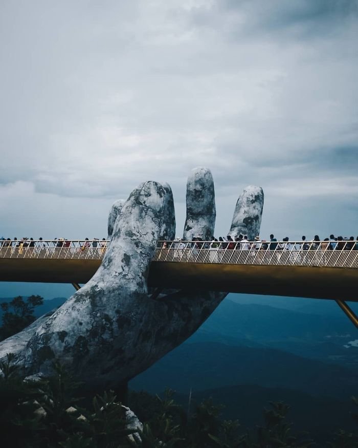 Мост во Вьетнаме, который держат гигантские руки, поразит вас своим величием - фото 395448