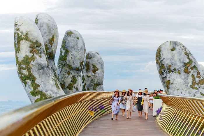 Мост во Вьетнаме, который держат гигантские руки, поразит вас своим величием - фото 395450