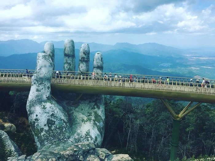 Міст у В'єтнамі, який тримають гігантські руки, вразить вас своєю величчю - фото 395451