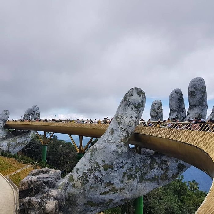 Мост во Вьетнаме, который держат гигантские руки, поразит вас своим величием - фото 395452