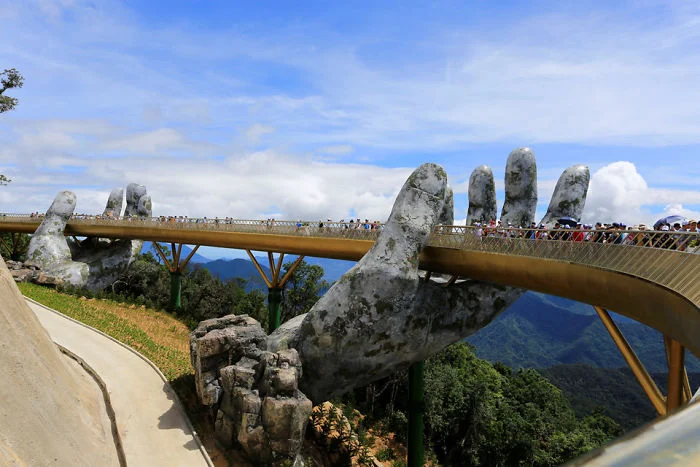 Мост во Вьетнаме, который держат гигантские руки, поразит вас своим величием - фото 395454