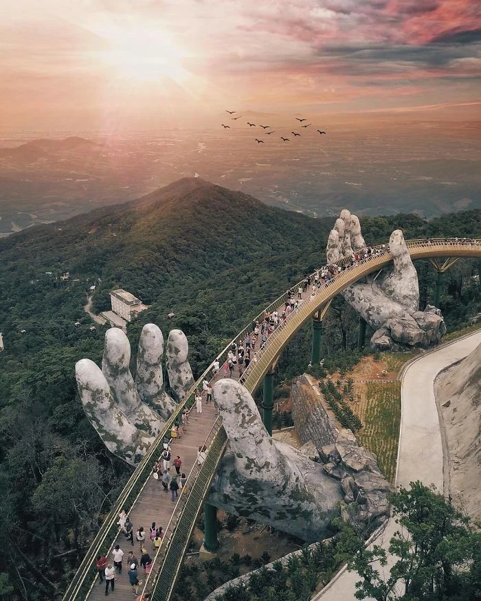 Міст у В'єтнамі, який тримають гігантські руки, вразить вас своєю величчю - фото 395455