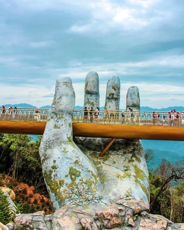 Міст у В'єтнамі, який тримають гігантські руки, вразить вас своєю величчю - фото 395456