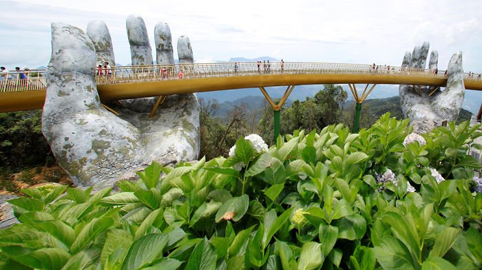 Мост во Вьетнаме, который держат гигантские руки, поразит вас своим величием - фото 395457
