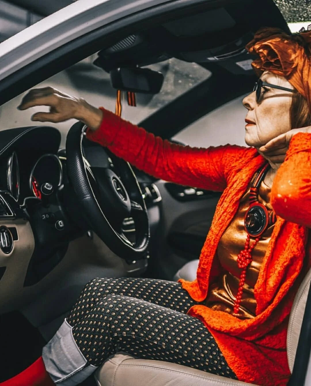 Эта рыжеволосая бабуля такая стильная, что стала настоящей звездой Instagram - фото 395581
