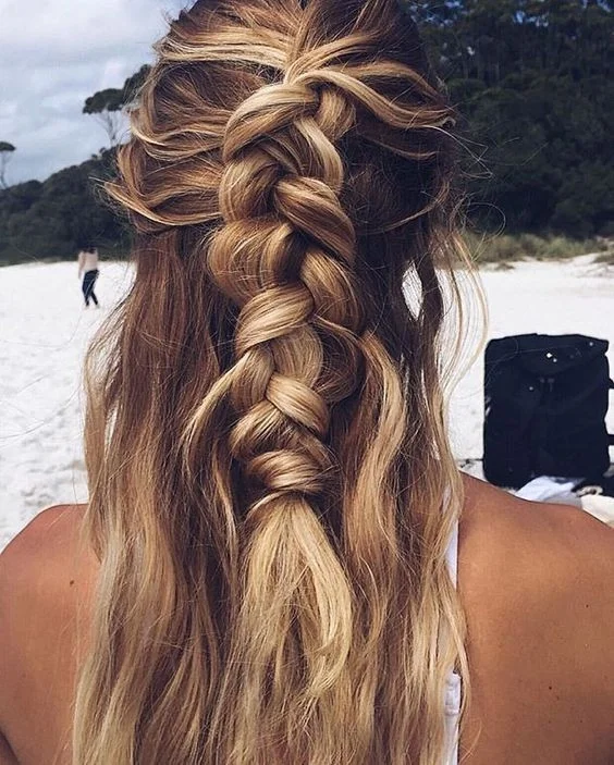 10 стильних зачісок для пляжного відпочинку - фото 392226