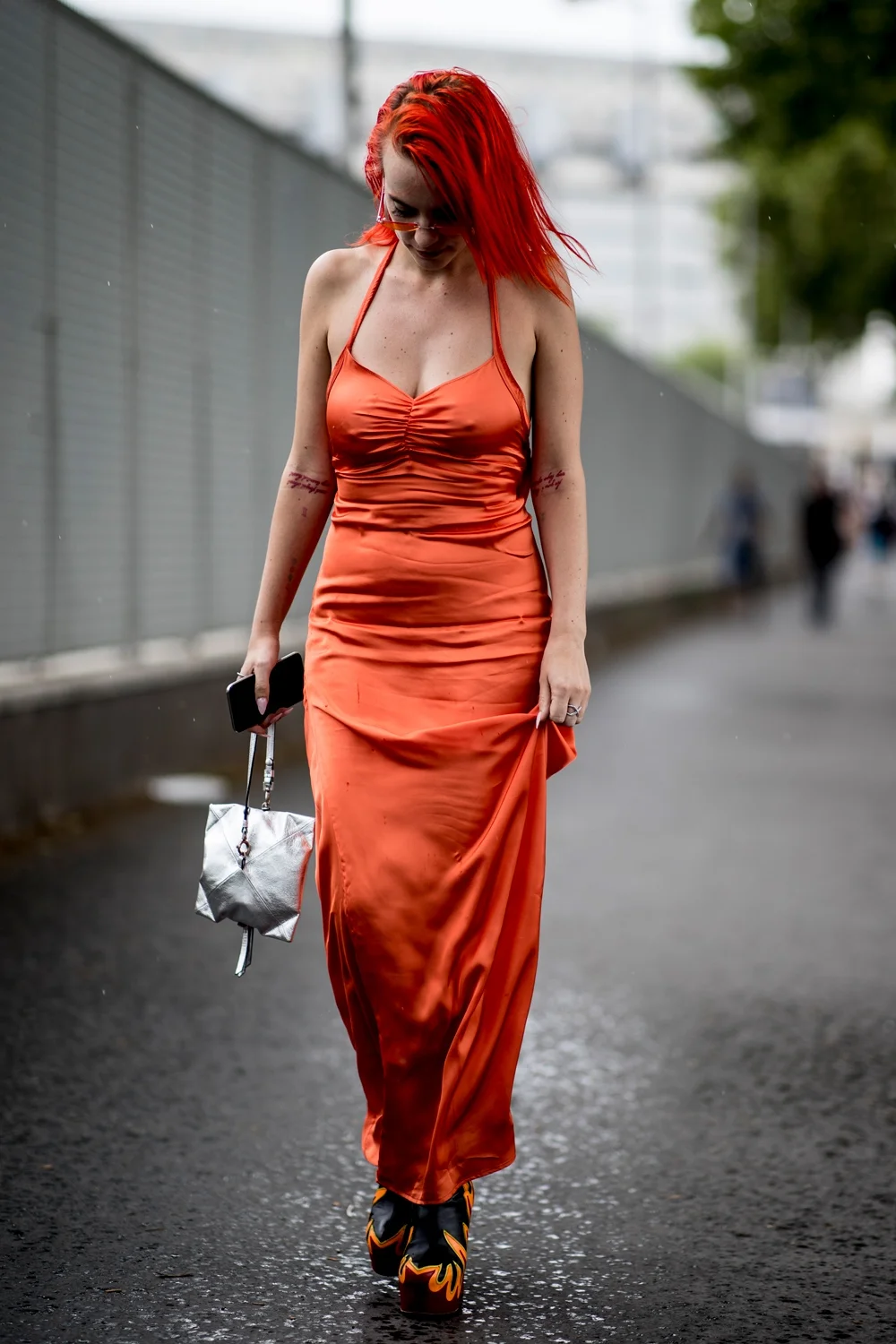 Красивый уличный стиль на Неделе высокой моды в Париже - фото 392060