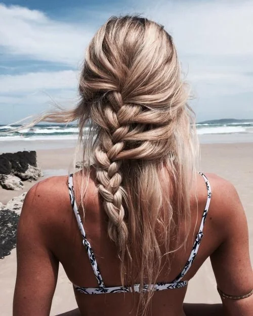 10 стильних зачісок для пляжного відпочинку - фото 392225