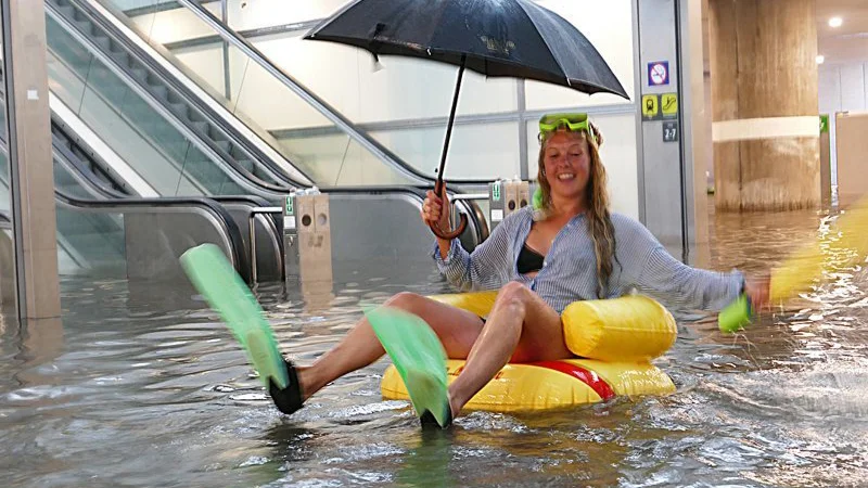 В Швеции веселый народ устроил себе бассейн прямо в здании вокзала - фото 395707