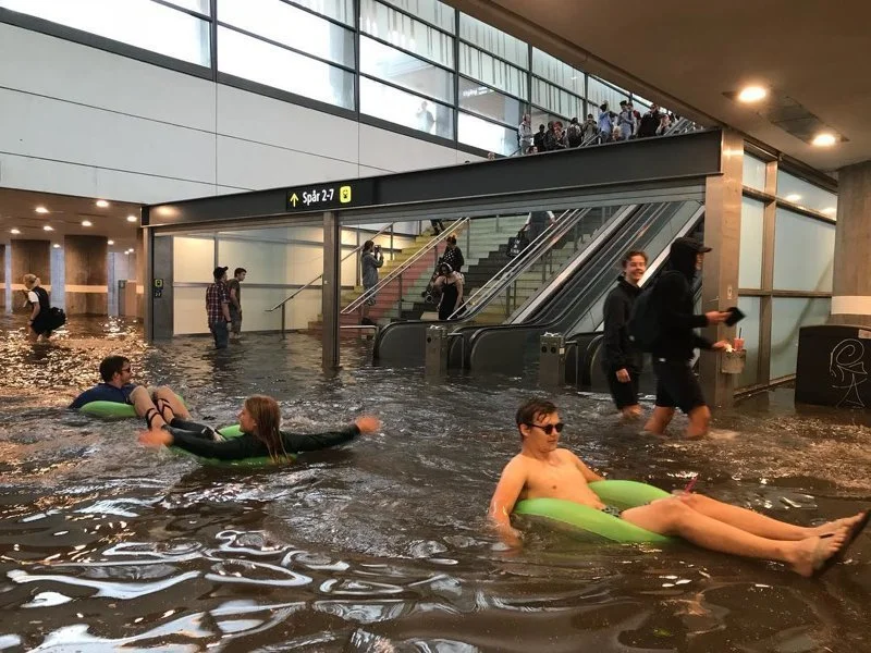 В Швеции веселый народ устроил себе бассейн прямо в здании вокзала - фото 395709