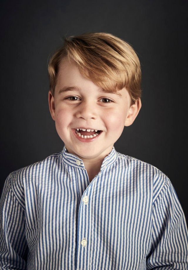Маленький модник: 5-летний принц Джордж стал одним из самых стильных людей Британии - фото 396215