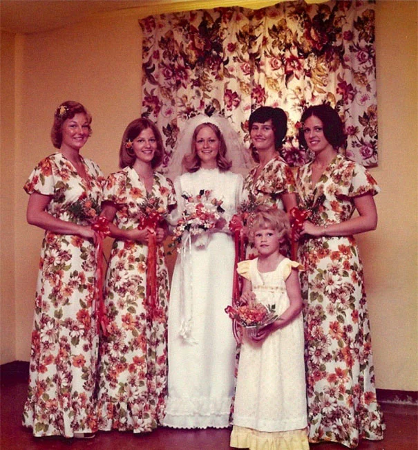 Эти сумасшедшие винтажные платья подруг невесты заставят вас хорошенько посмеяться - фото 396357
