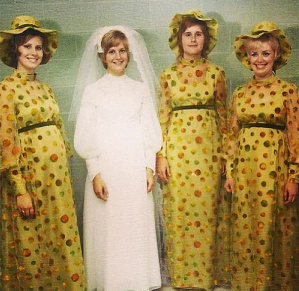 Ці божевільні вінтажні сукні подруг наречених змусять вас добряче посміятись - фото 396358