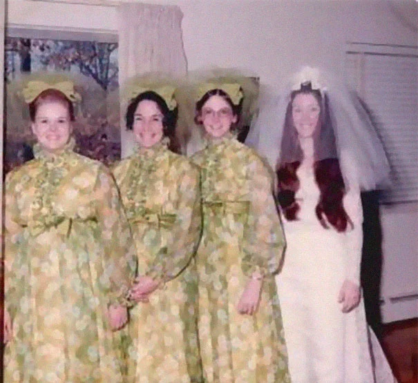 Ці божевільні вінтажні сукні подруг наречених змусять вас добряче посміятись - фото 396361