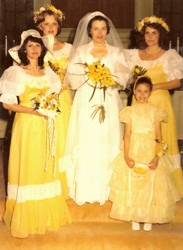Ці божевільні вінтажні сукні подруг наречених змусять вас добряче посміятись - фото 396364