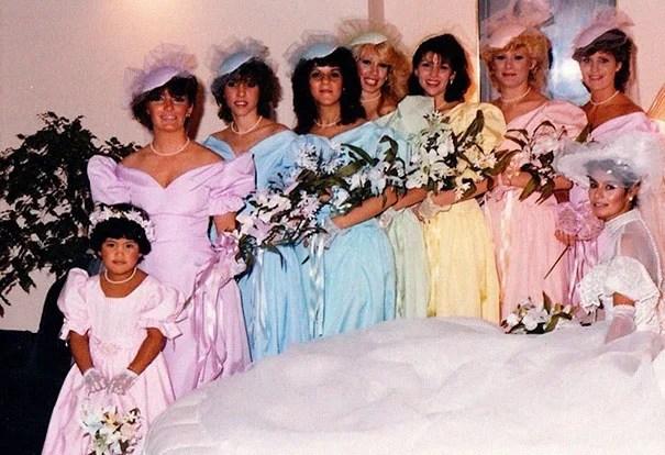Эти сумасшедшие винтажные платья подруг невесты заставят вас хорошенько посмеяться - фото 396367