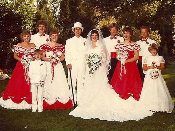 Ці божевільні вінтажні сукні подруг наречених змусять вас добряче посміятись - фото 396368