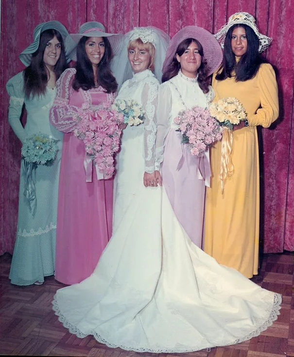 Эти сумасшедшие винтажные платья подруг невесты заставят вас хорошенько посмеяться - фото 396370