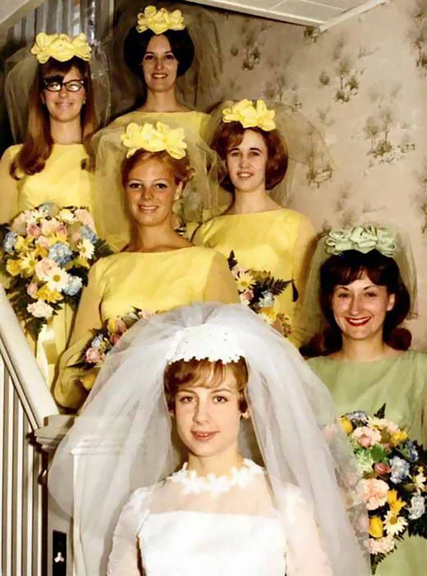 Ці божевільні вінтажні сукні подруг наречених змусять вас добряче посміятись - фото 396374