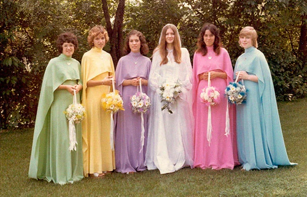 Эти сумасшедшие винтажные платья подруг невесты заставят вас хорошенько посмеяться - фото 396378