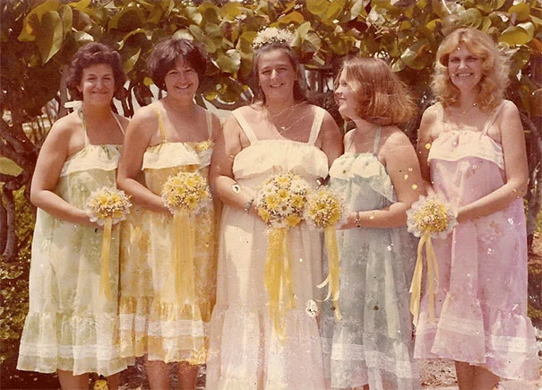 Эти сумасшедшие винтажные платья подруг невесты заставят вас хорошенько посмеяться - фото 396379