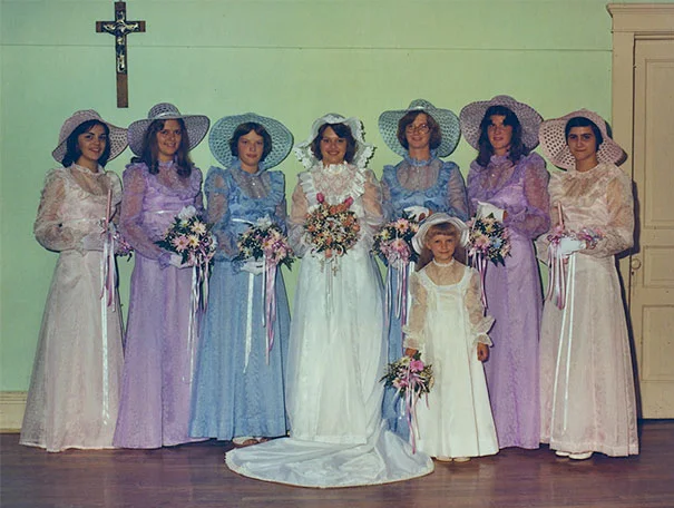 Эти сумасшедшие винтажные платья подруг невесты заставят вас хорошенько посмеяться - фото 396380