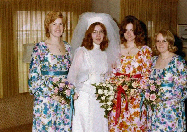 Эти сумасшедшие винтажные платья подруг невесты заставят вас хорошенько посмеяться - фото 396381
