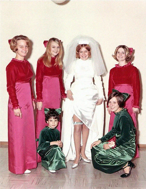 Эти сумасшедшие винтажные платья подруг невесты заставят вас хорошенько посмеяться - фото 396382