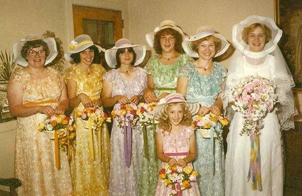 Ці божевільні вінтажні сукні подруг наречених змусять вас добряче посміятись - фото 396390