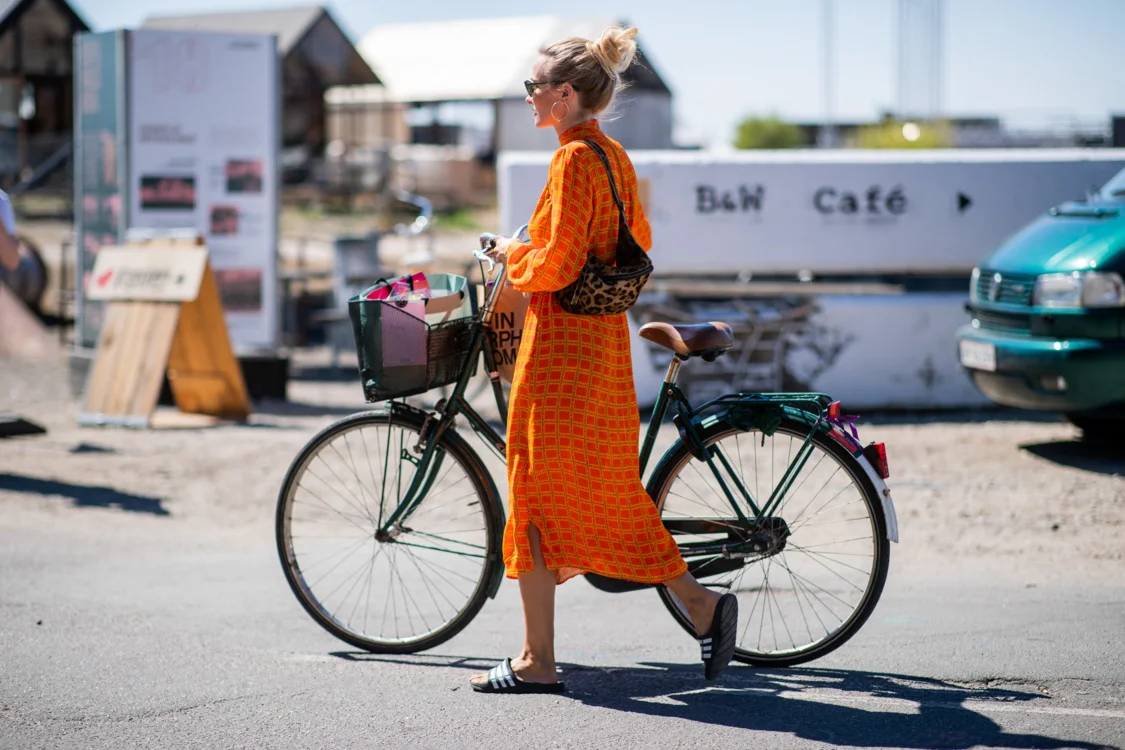 Яскравий streetstyle гостей Тижня моди у Копенгагені - фото 396929