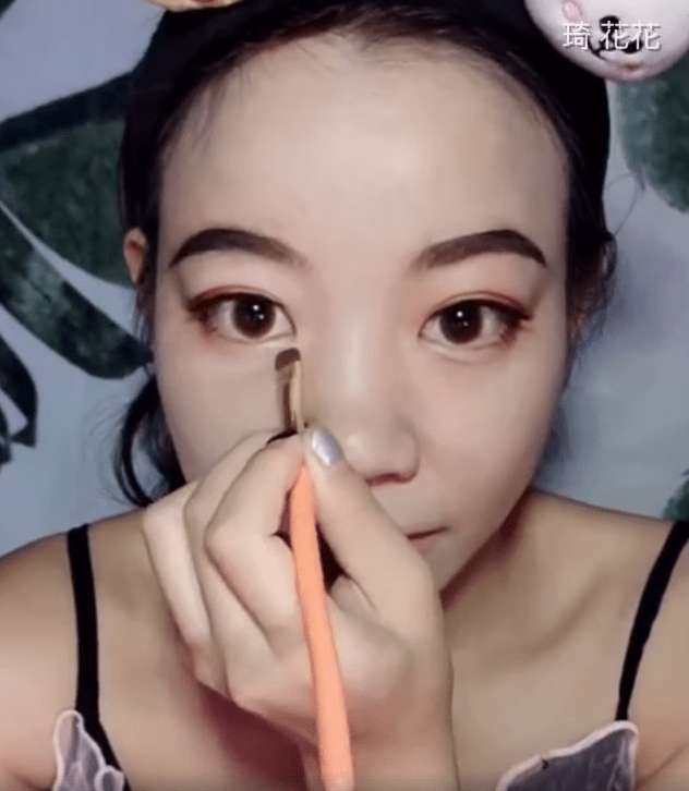 Несимпатичная азиатка шокировала мир своим умением меняться с помощью макияжа - фото 396989