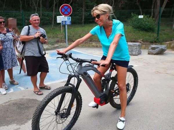 65-річна Бріжит Макрон у мікрошортах прокаталася на велосипеді, і її ніжкам заздрять усі - фото 397972