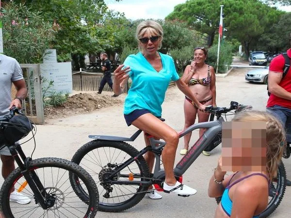 65-річна Бріжит Макрон у мікрошортах прокаталася на велосипеді, і її ніжкам заздрять усі - фото 397973